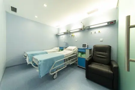 غرفة مرضى بسريرين في CCES Centro Clínico Especialidades de Saúde