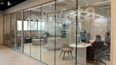 منطقة الاستقبال والانتظار في NuVista Centrum Okulistyczne، عيادة عيون حديثة في بولندا