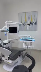 غرفة علاج أسنان حديثة في Dr. Han Dental Lounge مزودة بمعدات متطورة