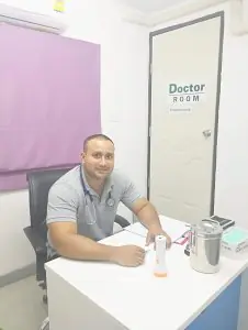 Consultorio médico en Doctor Bangkok Clinic con equipo médico en el escritorio