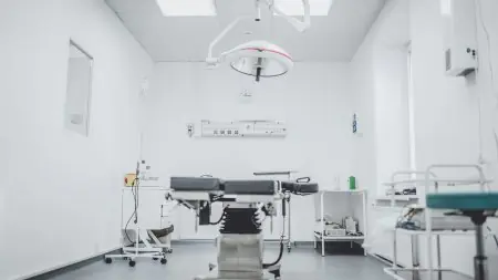 غرفة عمليات حديثة في عيادة Dr. Mohamed Abdullah Tawfik مع معدات جراحية