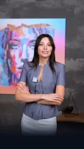 عضو فريق في عيادة Op. Dr. Şuheda Çıldır مع خلفية فن حديث