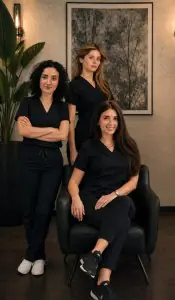 طاقم طبي في عيادة Skhva بمنطقة انتظار حديثة