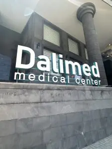 الواجهة الخارجية لمركز Dalimed الطبي مع لافتة وواجهة حديثة