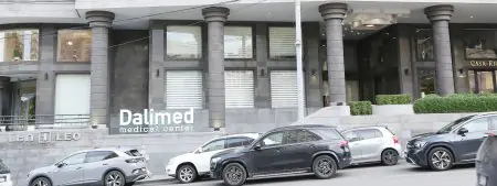 الواجهة الخارجية لمركز Dalimed الطبي بواجهة حديثة في يريفان، أرمينيا