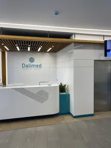 مكتب استقبال مركز Dalimed الطبي بتصميم حديث وشعار المركز