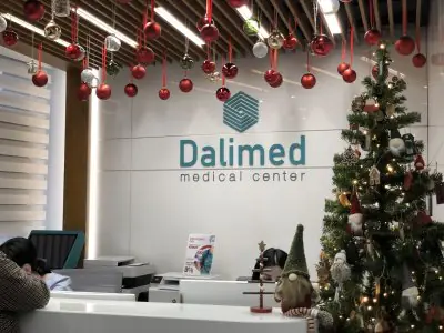 استقبال مركز Dalimed الطبي مزين لعيد الميلاد مع شجرة وزينة