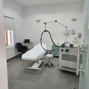 غرفة علاج بالليزر في عيادة Perfect Doctors دبي مزودة بأجهزة طبية حديثة