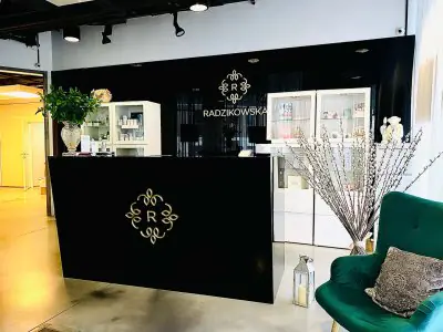 Área de recepción en la clínica Radzikowska con decoración moderna y sala de espera