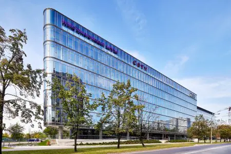 Fachada de vidrio moderna de la clínica Radzikowska en Varsovia, Polonia