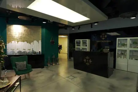 Área de recepción en la clínica Radzikowska con decoración moderna y asientos cómodos
