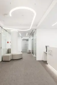 Área de recepción moderna en Spot Clinic con diseño minimalista y asientos