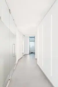 Pasillo moderno de Spot Clinic con puertas de vidrio e iluminación brillante