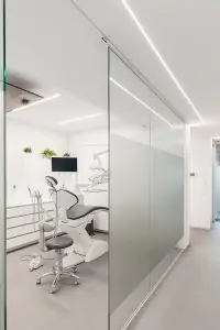 Sala de tratamiento dental moderna en Spot Clinic con equipo avanzado