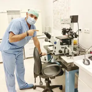 Laboratorio de FIV en Medical Park Bahçelievler con embriólogo y microscopio avanzado