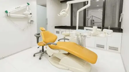 غرفة علاج أسنان بمعدات حديثة في Trisa Dental Solutions LLP