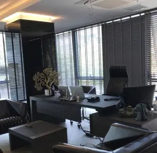 مكتب الطبيب في عيادة İsmail Küçüker، أثاث حديث ونوافذ كبيرة