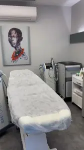 غرفة علاج تجميلي بمعدات حديثة في عيادة İsmail Küçüker، تركيا