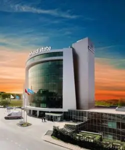 واجهة حديثة لمستشفى Medistate Kavacık Private Hospital في اسطنبول، تركيا