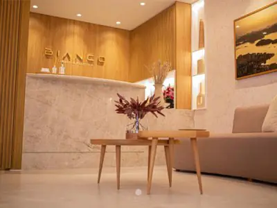 منطقة استقبال عيادة Fernando Bianco بديكور حديث ومقاعد مريحة