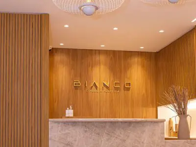 منطقة استقبال عيادة جراحة التجميل Fernando Bianco بديكور خشبي عصري