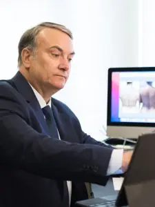 مكتب استشارات في عيادة Dr. Ricardo Cansanção مع صور مرضى على الشاشة