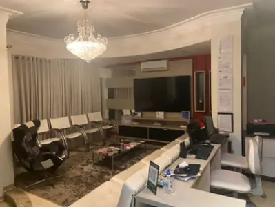 منطقة الاستقبال والانتظار في عيادة الدكتور ماركوس هارتر بمقاعد حديثة