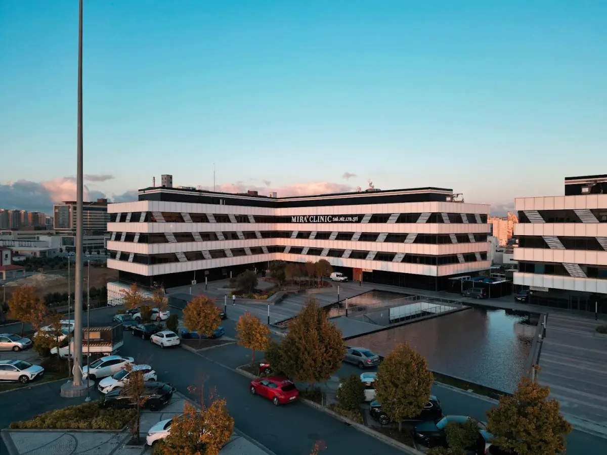 Façade moderne de la Mira Clinic à Istanbul avec parking et espace paysager