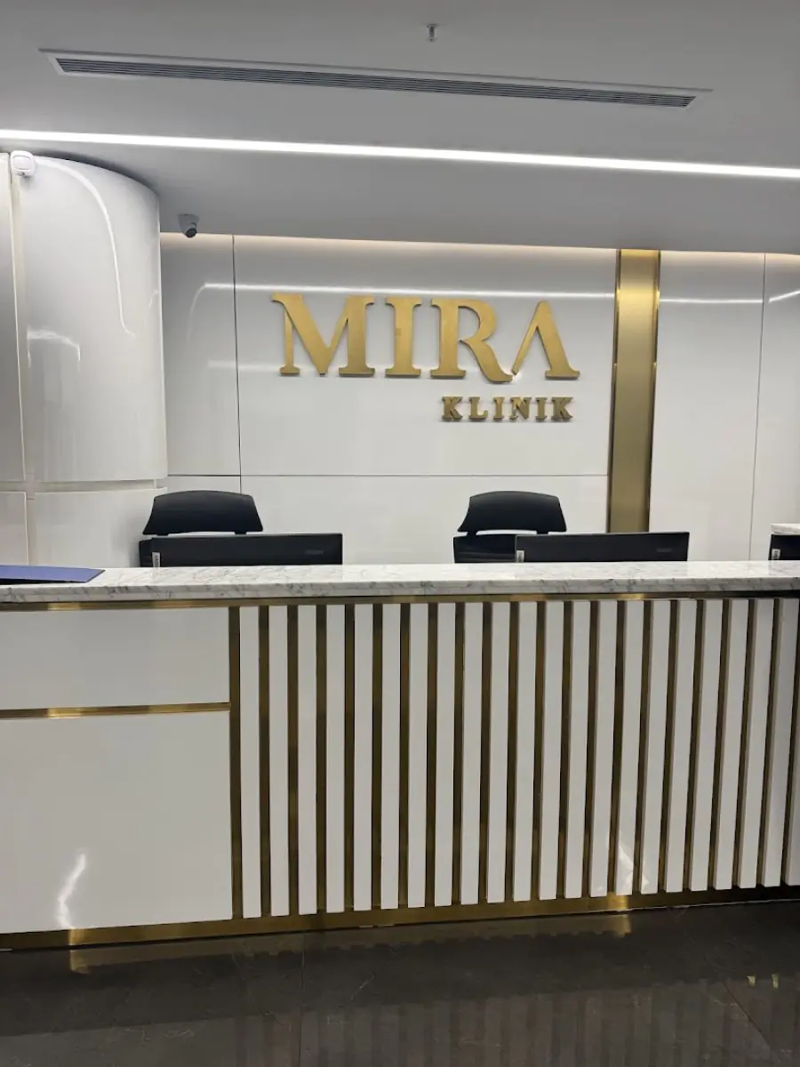 Accueil de la Mira Clinic avec intérieur moderne blanc et or