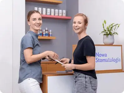مكتب استقبال في عيادة 32 Nowa Stomatologia مع طاقم وديكور حديث