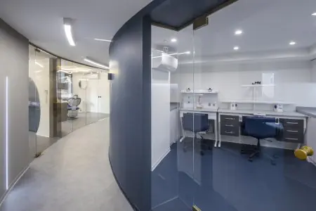 Laboratorio dental moderno y pasillo en Soho Dental Clinic, paredes de vidrio y diseño elegante