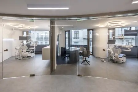 Salas de tratamiento dental modernas en Soho Dental Clinic con equipo avanzado