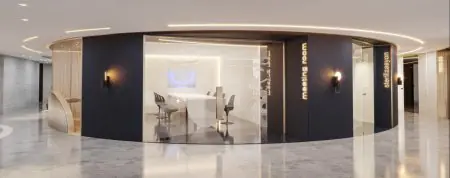 Sala de reuniones moderna en Soho Dental Clinic, Estambul con paredes de vidrio