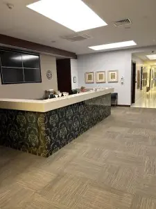 Área de recepción en la clínica Dr. Tolgay Şatana con decoración moderna en Turquía