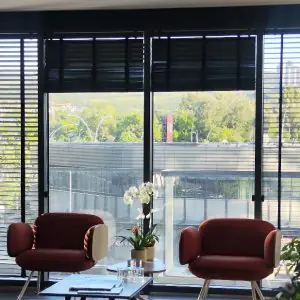 Sala de espera en la clínica Prof. Dr. Yusuf Erdem con sillones modernos y grandes ventanales