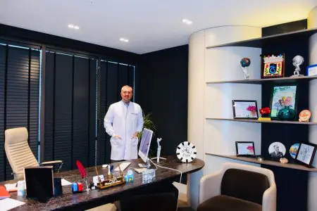 Consultorio médico en la clínica Prof. Dr. Yusuf Erdem de ortopedia y traumatología, interior moderno