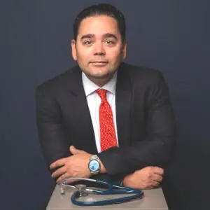 طبيب ببدلة رسمية مع سماعة طبية في منطقة الاستشارات في Heartline Clinics