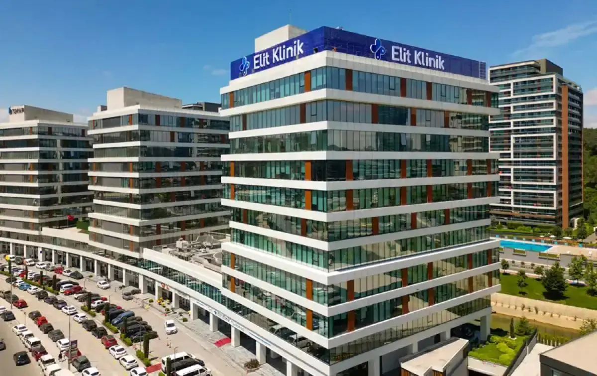 Modern glass facade of Elit Klinik medical center in Istanbul