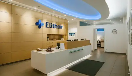 منطقة الاستقبال في عيادة Elithair بتصميم عصري وجو ترحيبي