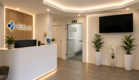 منطقة استقبال عيادة Elithair بديكور عصري ونباتات داخلية