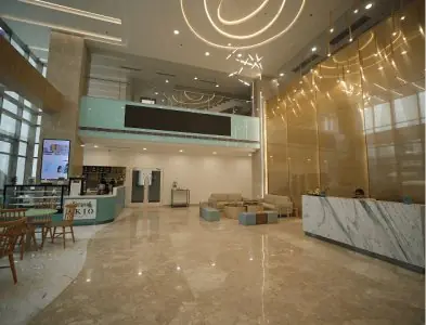 منطقة استقبال وانتظار حديثة في عيادة Altrus HealthCare بأرضية رخامية