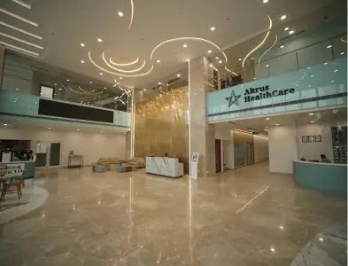 منطقة استقبال حديثة في عيادة Altrus HealthCare مع ردهة واسعة