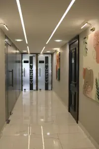 ممر حديث في عيادة Mercury Dent لصحة الفم والأسنان مع أبواب غرف العيادة