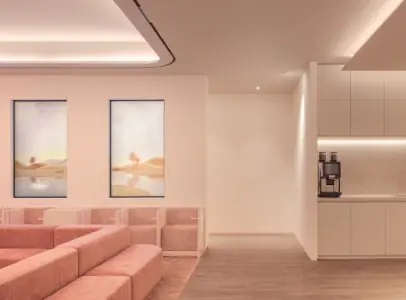 منطقة انتظار حديثة في Personal Beauty GU Clinic بمقاعد مريحة وآلة قهوة