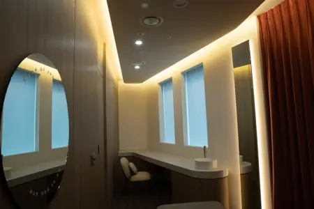 غرفة استشارة خاصة في Personal Beauty GU Clinic، سيول بإضاءة حديثة