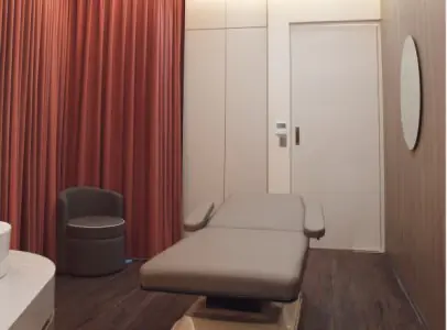 غرفة علاج خاصة في Personal Beauty GU Clinic بسرير طبي حديث