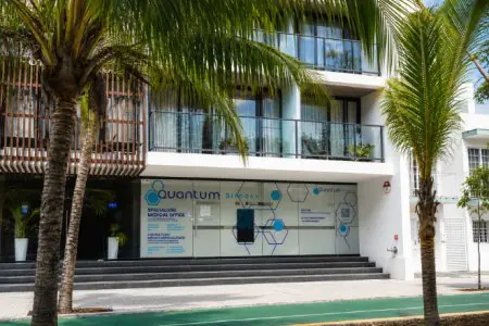 Fachada de la clínica Quantum Biohack Regenerative Medicine con palmeras