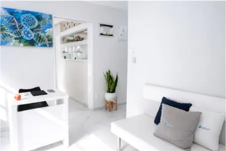 Sala de espera en Quantum Biohack Regenerative Medicine Clinic, interior blanco moderno