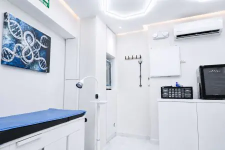 Sala de tratamiento moderna en Quantum Biohack Regenerative Medicine Clinic con equipo médico