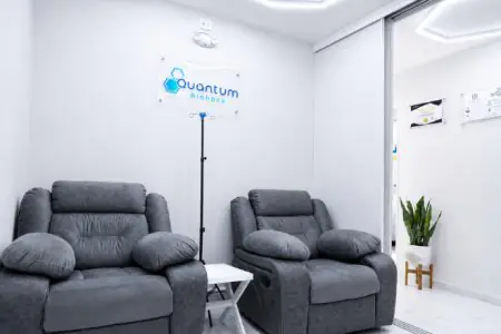 Sala de espera con sillones en Quantum Biohack Regenerative Medicine Clinic
